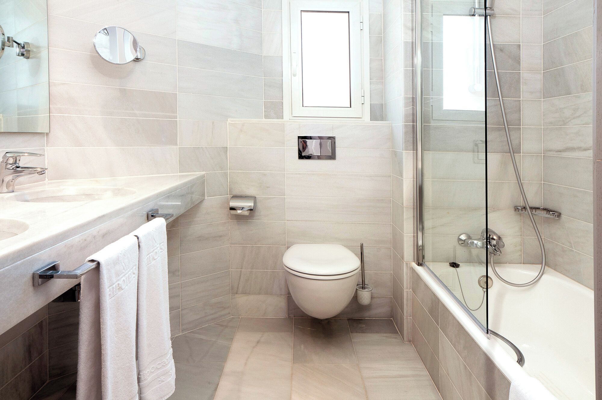 combined shower/bathtub, hair dryer, bidet, towels