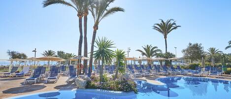 Een binnenzwembad, een buitenzwembad, parasols voor strand/zwembad