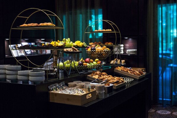 Petit déjeuner buffet (22 EUR par personne)