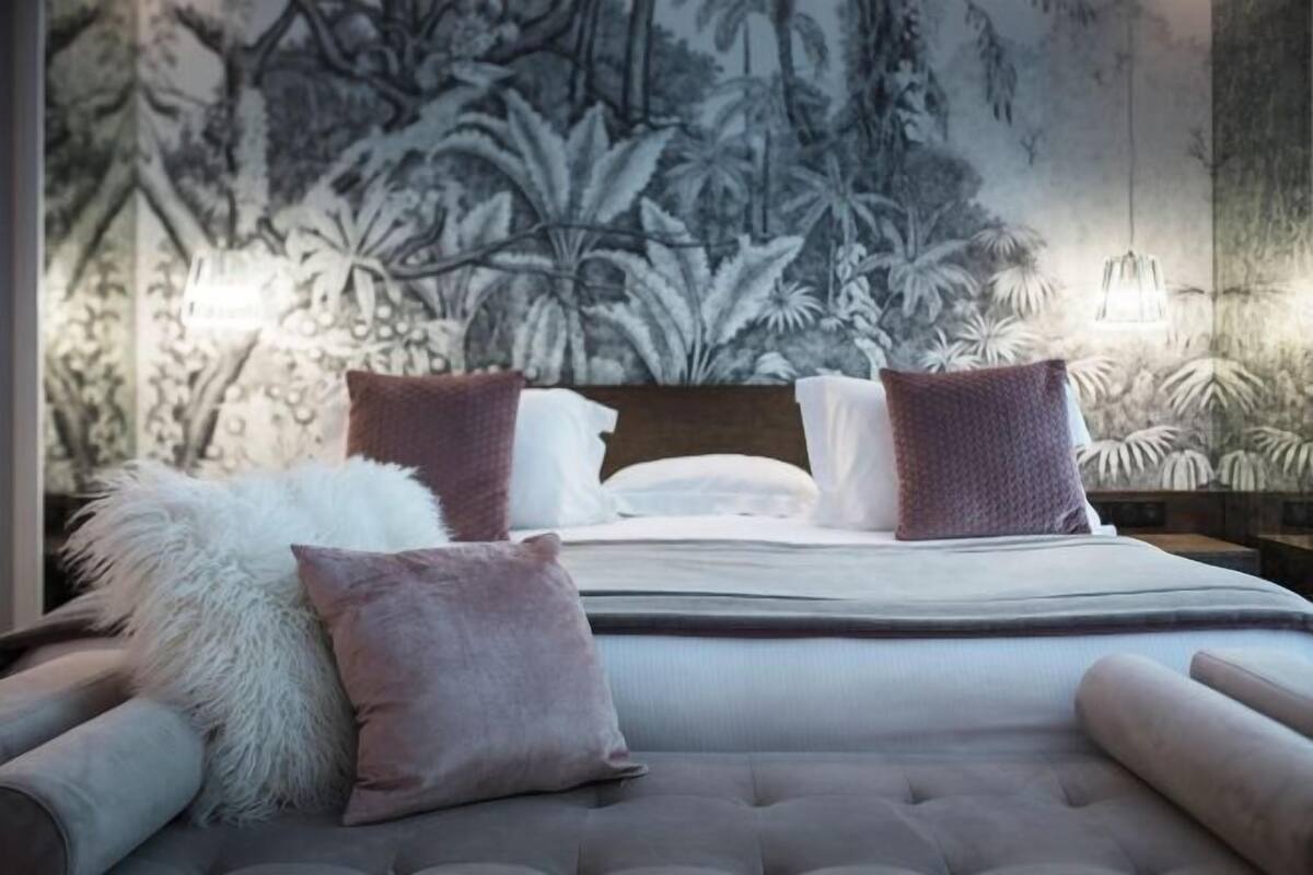 Egyptian cotton sheets, premium bedding, pillowtop beds, minibar