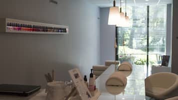 Couples treatment room(s), sauna, hot tub, steam room, body treatments