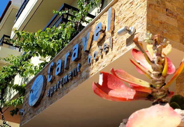 Un letrero para el hotel CataVe, con un logotipo y la palabra 'apartamento' debajo.
