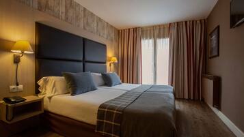 Minibar, coffres-forts dans les chambres, bureau