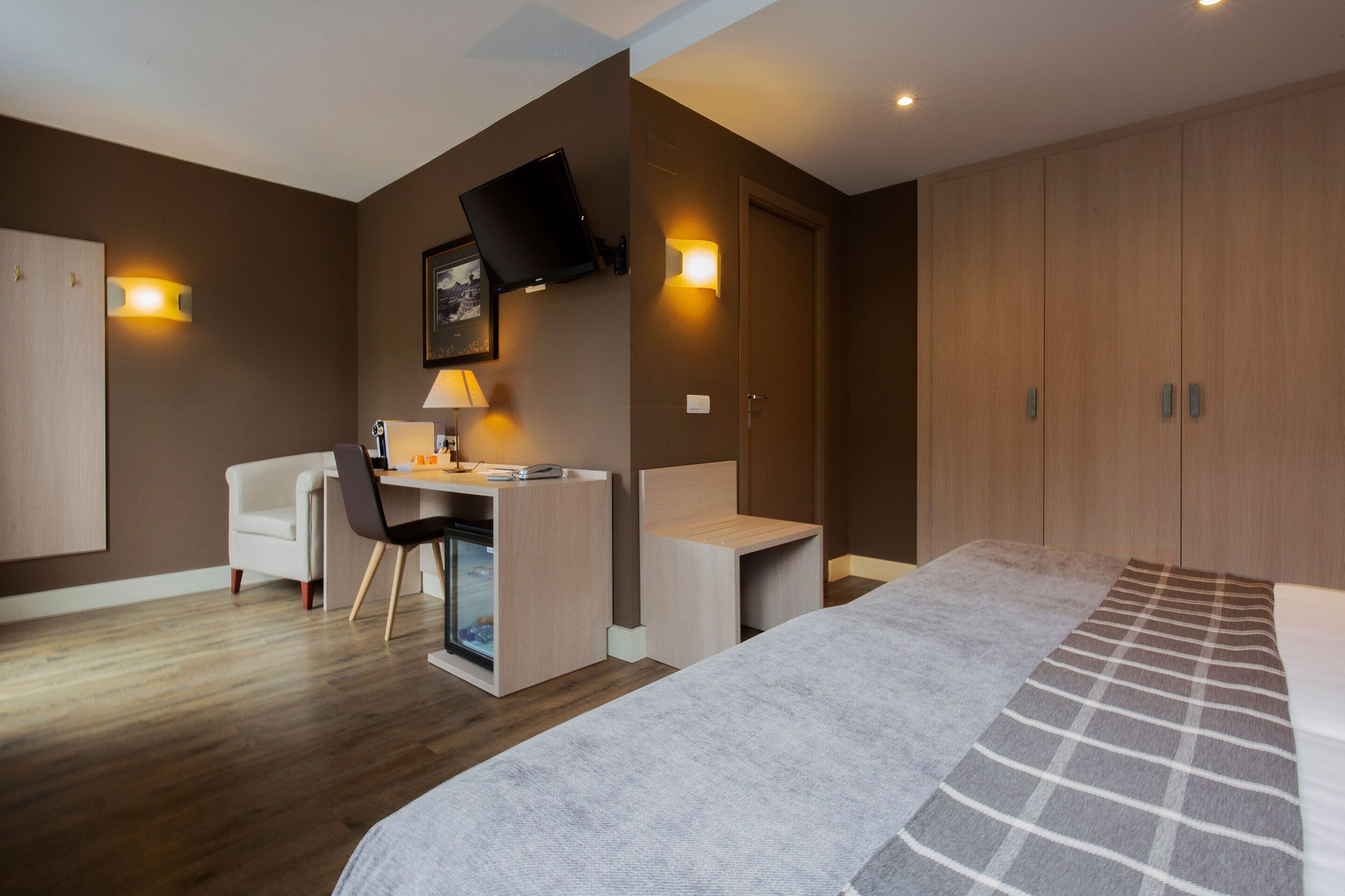 double room single use | minibar, in-room safe, desk, laptop workspace