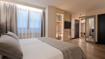 Minibar, in-room safe, desk, laptop workspace