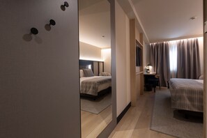 Minibar, coffres-forts dans les chambres, bureau