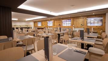 Se sirven desayunos, cenas y cocina internacional