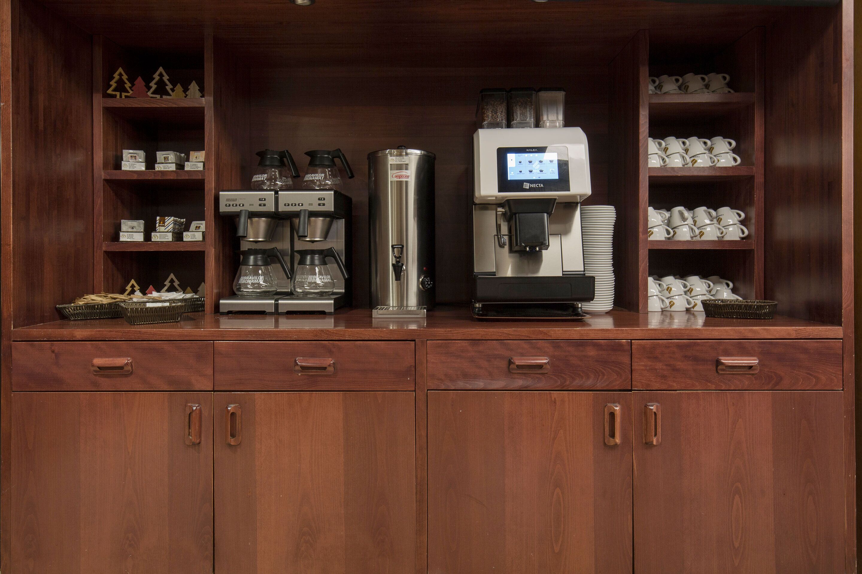 Desayuno buffet (EUR 12.50 por persona) 