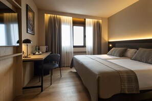 Minibar, safe på rommet, skrivebord og skrivebord for bærbar PC