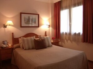 セーフティボックス (室内)、アイロン / アイロン台、ベビーベッド (無料)、WiFi (無料)