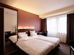 Peti besi dalam bilik, meja, langsir/tirai gelap terus