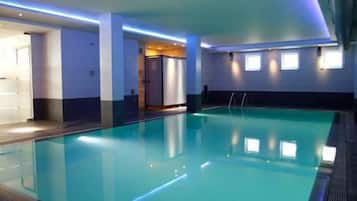 Indendørs pool, åben fra kl. 08.00 til kl. 21.00, liggestole