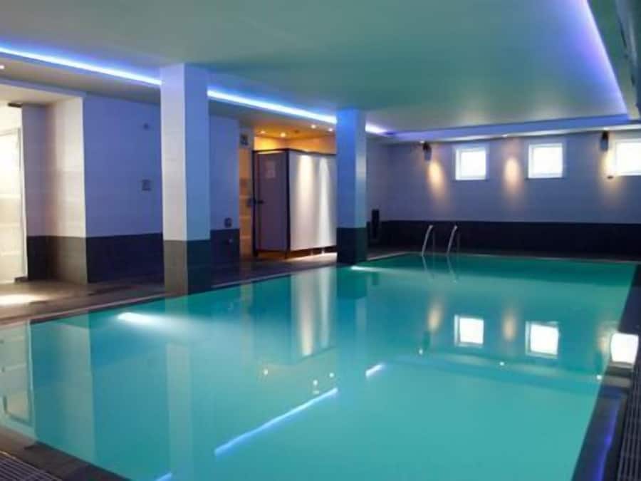 Piscina interna, funciona das 8h às 21h, espreguiçadeiras