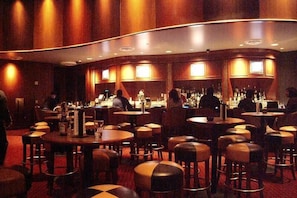 4 bares o lounges, bar deportivo
