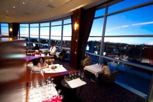 6 restaurants, breakfast, lunch, dinner served; American cuisine