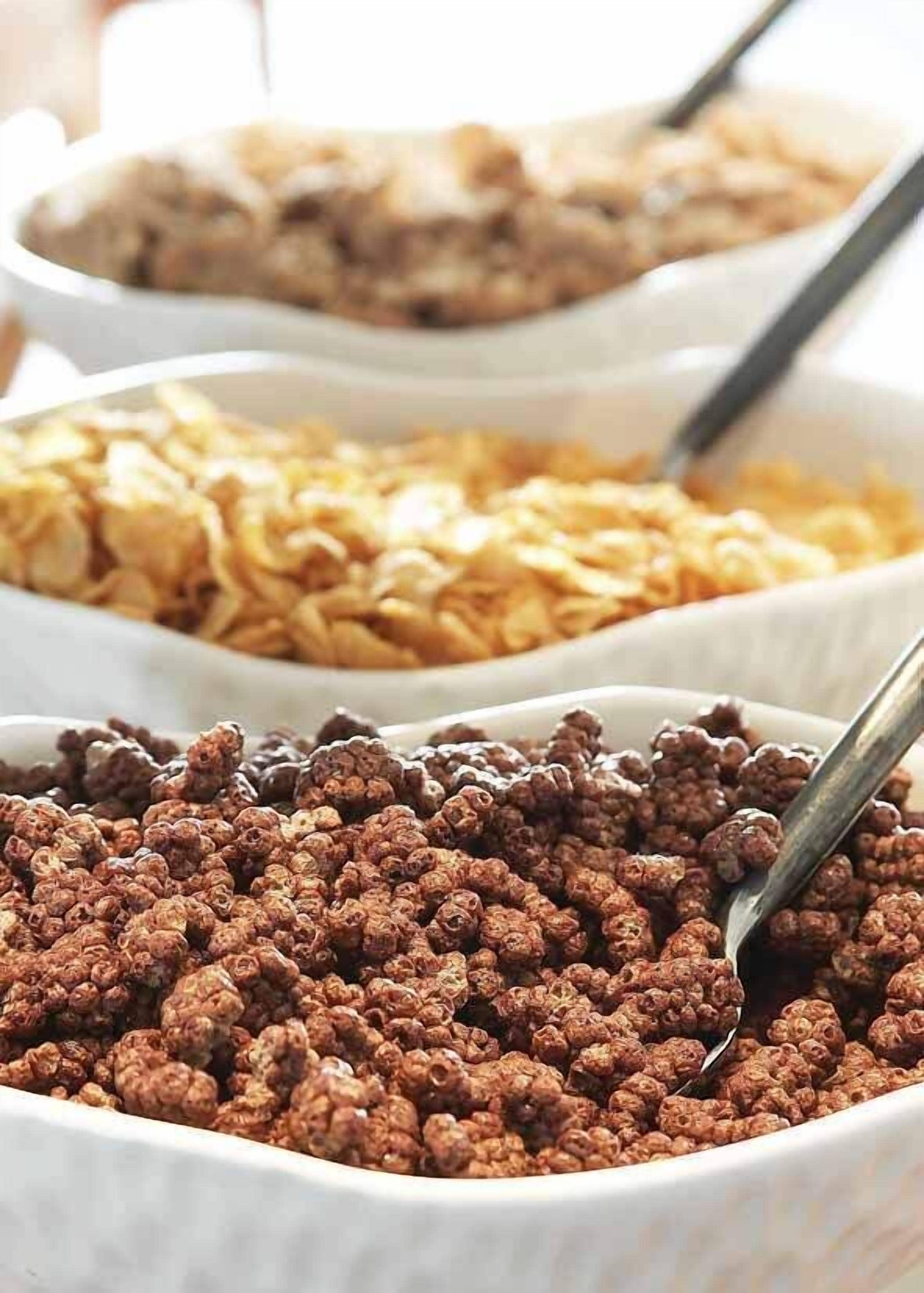 Variedad de alimentos en recipientes, incluyendo un plato con cobertura marrón y texturizada.