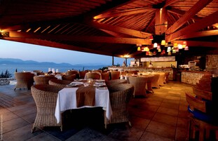 2 restaurantes; se sirve almuerzo, cena y brunch; cocina mediterránea