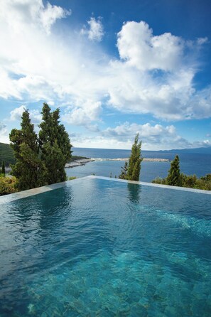 2 buitenzwembaden, parasols bij het zwembad en ligstoelen