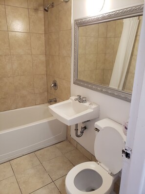Une salle de bain avec une baignoire, un lavabo et des toilettes.