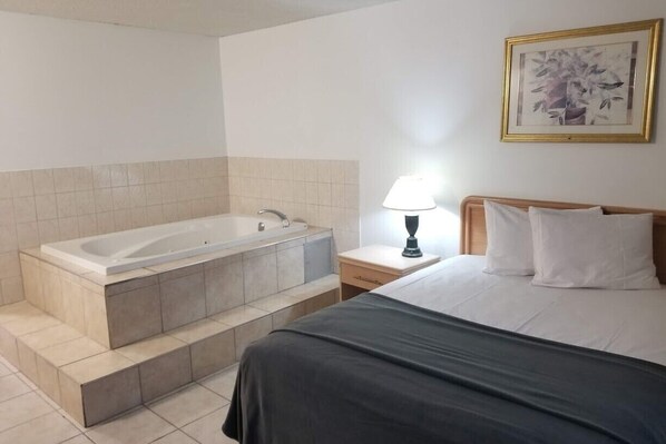 Standard Room, 1 Queen Bed, Jetted Tub | Desk, blackout drapes, free WiFi, bed sheets - Niagara Falls Courtside Inn (Niagara Falls)