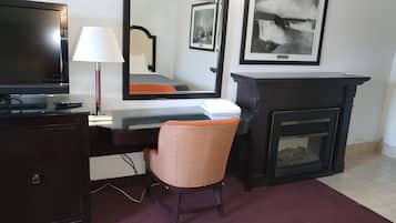 Standard Room, 2 Queen Beds | Living area