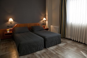 Zimmersafe, Schreibtisch, Verdunkelungsvorhänge, schallisolierte Zimmer