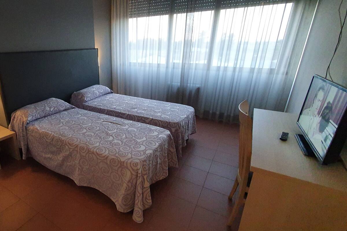 Escritorio, espacio para trabajar con laptop y cortinas blackout 
