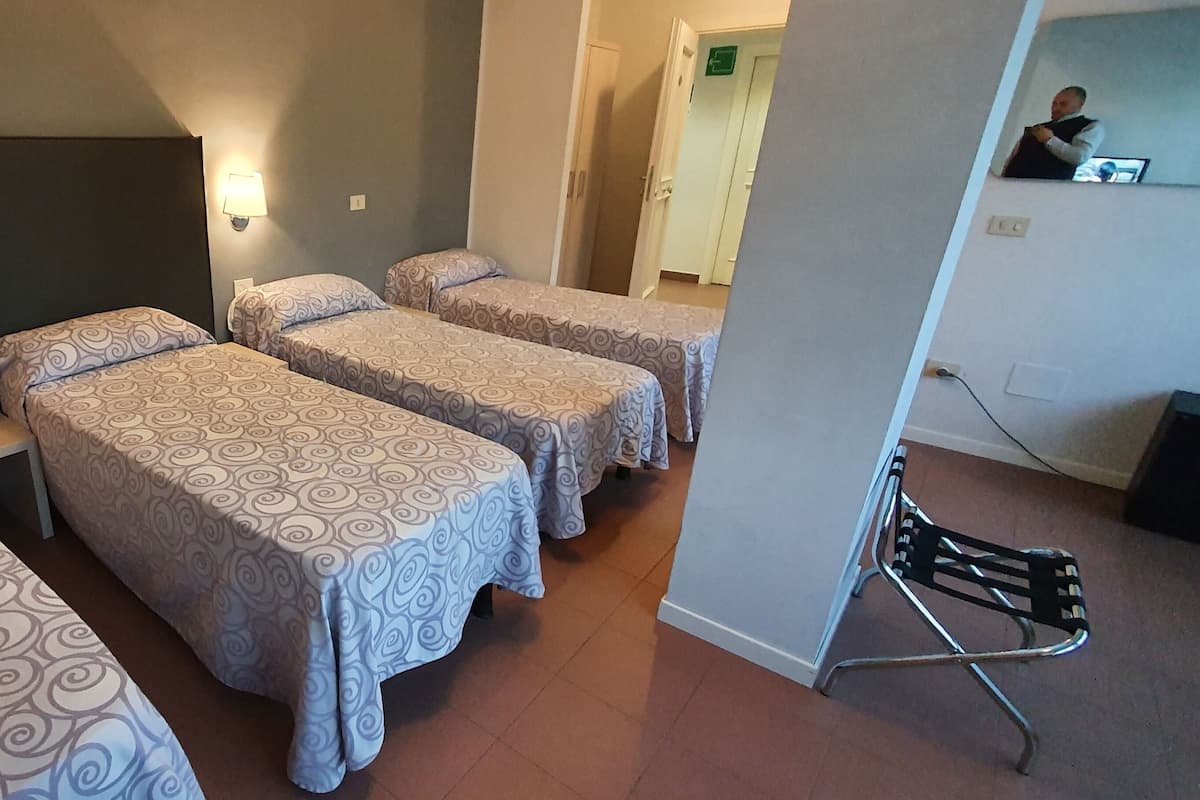 Escritorio, espacio para trabajar con laptop y cortinas blackout 