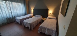 Escritorio, espacio para trabajar con laptop y cortinas blackout 