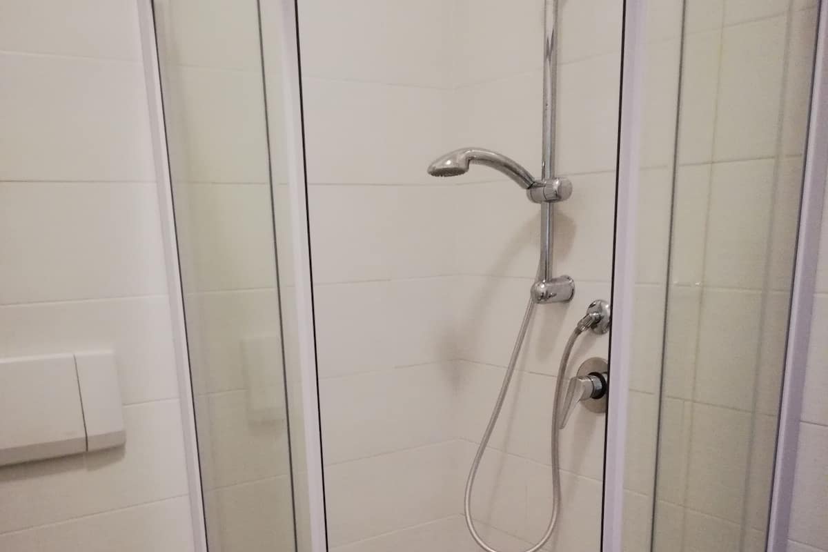 Ducha, secador de pelo, bidet, toallas