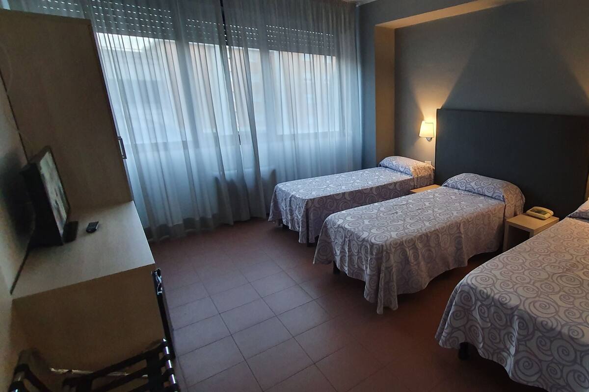 Escritorio, espacio para trabajar con laptop y cortinas blackout 