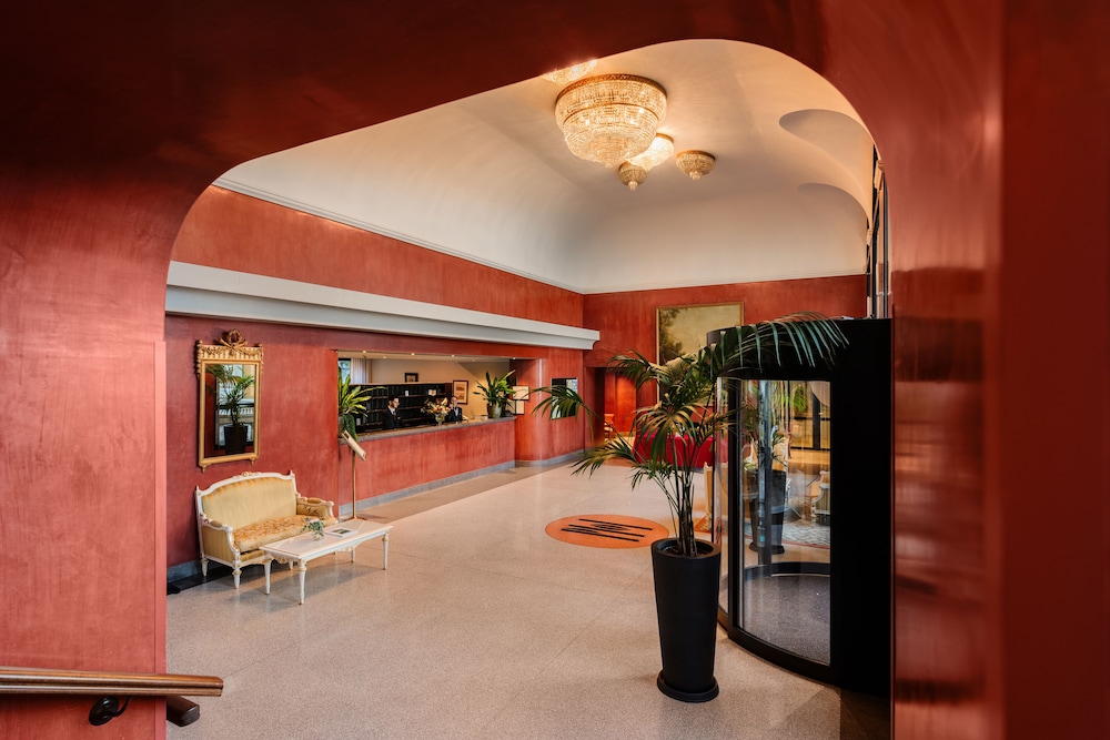 Palace Hotel by null