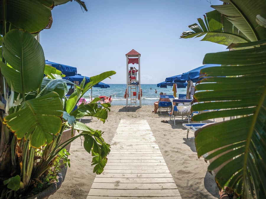 Privatstrand, weiĂer Sandstrand, LiegestĂŒhle, Sonnenschirme