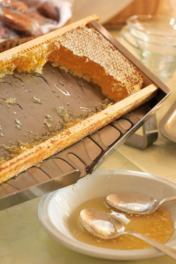 A honeycomb tray with honeycomb pieces and a knife.