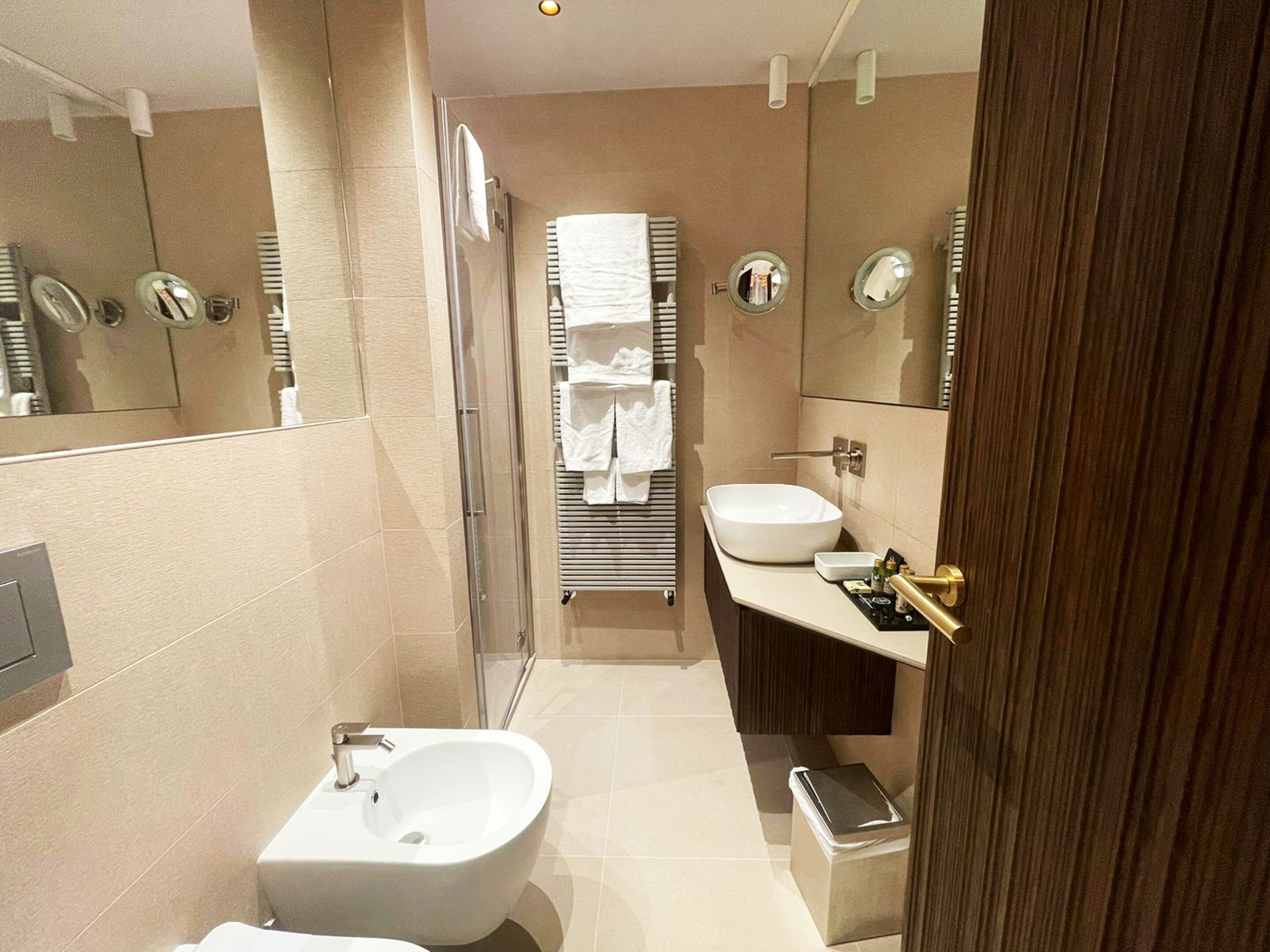 camera superior matrimoniale laterale | bathroom | free toiletries, hair dryer, bidet, towels