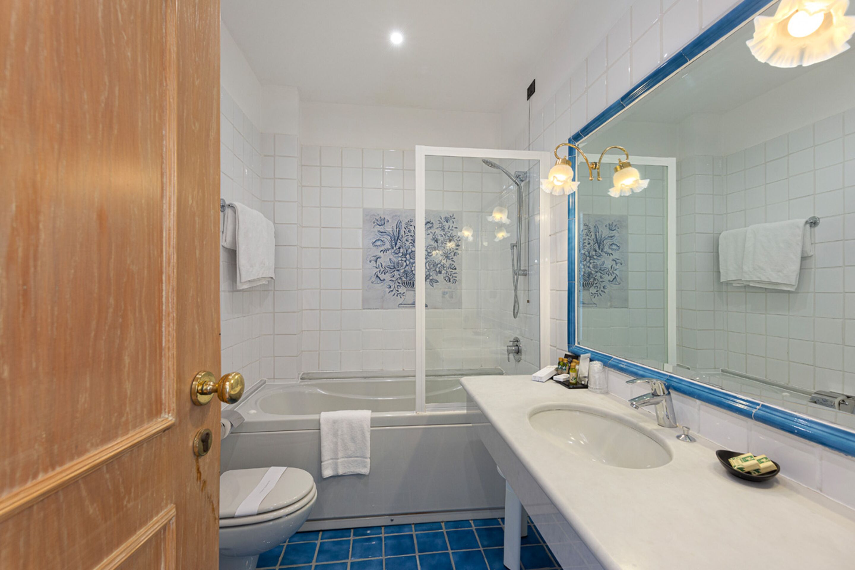 junior suite con balcone e vista mare | bathroom | free toiletries, hair dryer, bidet, towels