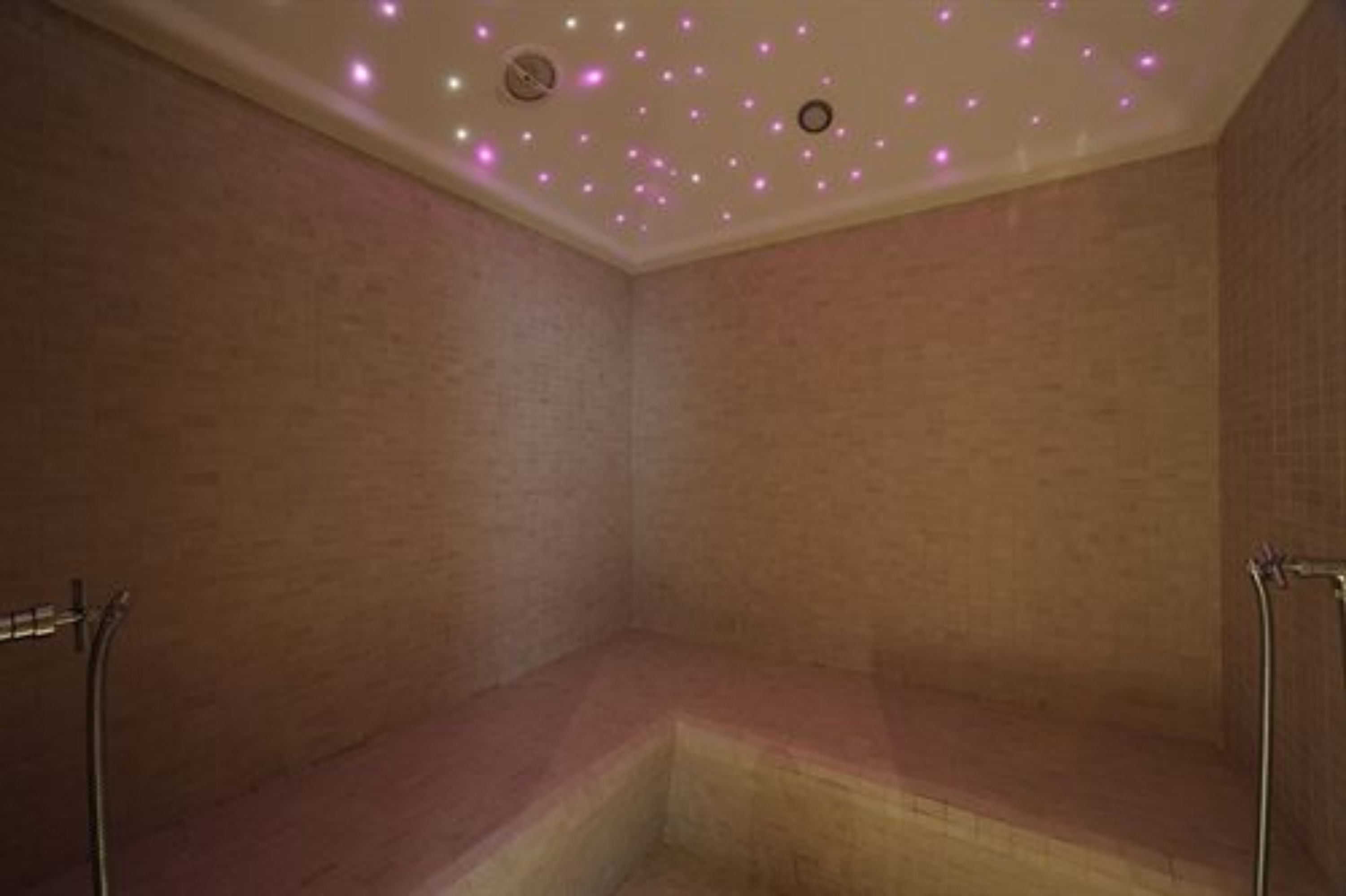 Une pièce avec un sol carrelé et un espace douche.