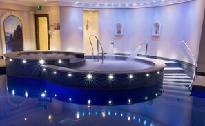 Innendørsbasseng, sesongbasert utendørsbasseng og solsenger