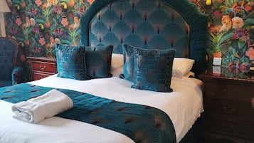 Executive Room, 1 Double Bed | 1 bedroom, individually decorated, individually furnished, desk