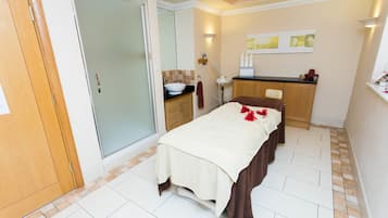Salas de tratamiento para parejas, sauna y tina de hidromasaje