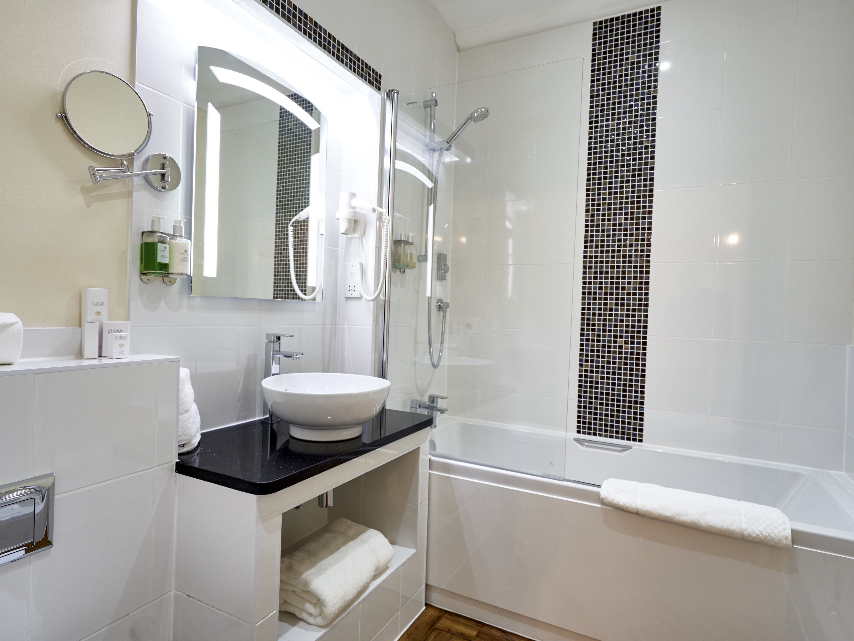 executive room, 1 double bed | bathroom | combined shower/bathtub, designer toiletries, hair dryer, bathrobes