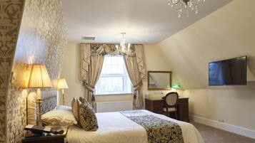 Habitación ejecutiva, 1 cama matrimonial | 1 habitación, decoración personalizada, muebles diferentes y escritorio