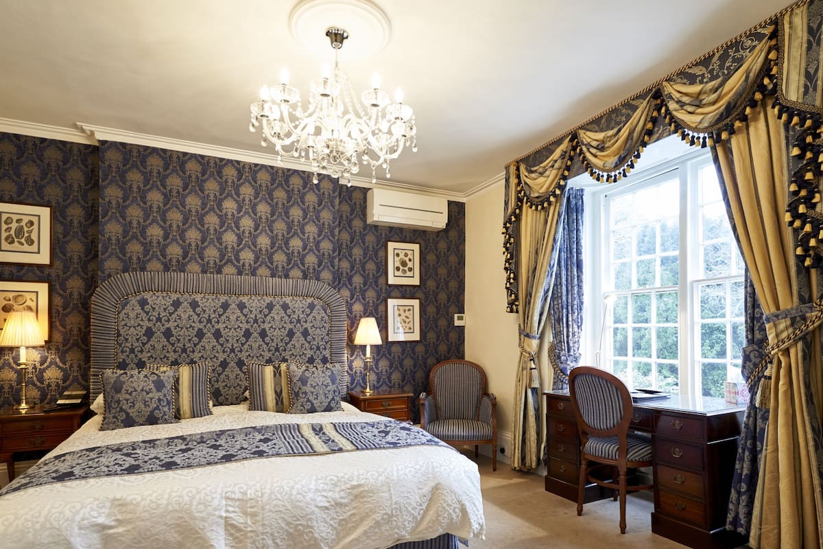 Executive Room, 1 Double Bed | 1 bedroom, desk, iron/ironing board, WiFi (free)