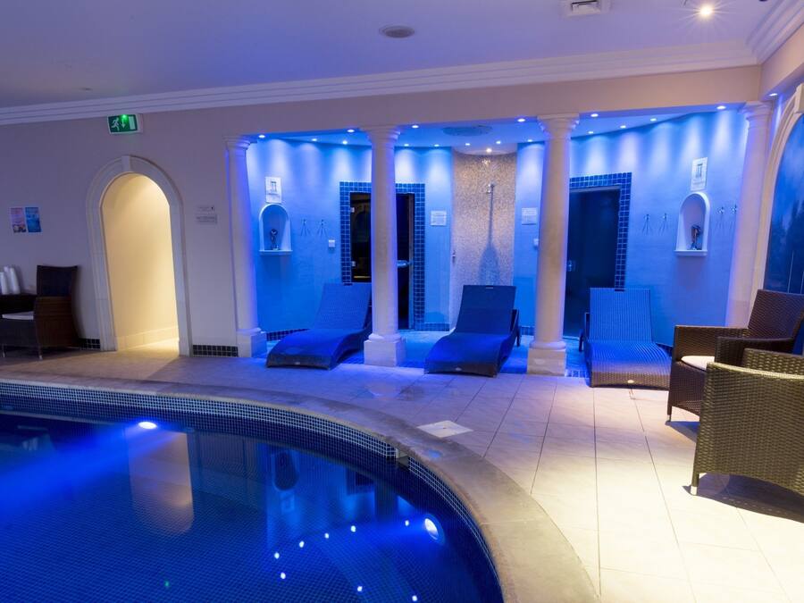 Piscine couverte, piscine extérieure (ouverte en saison)