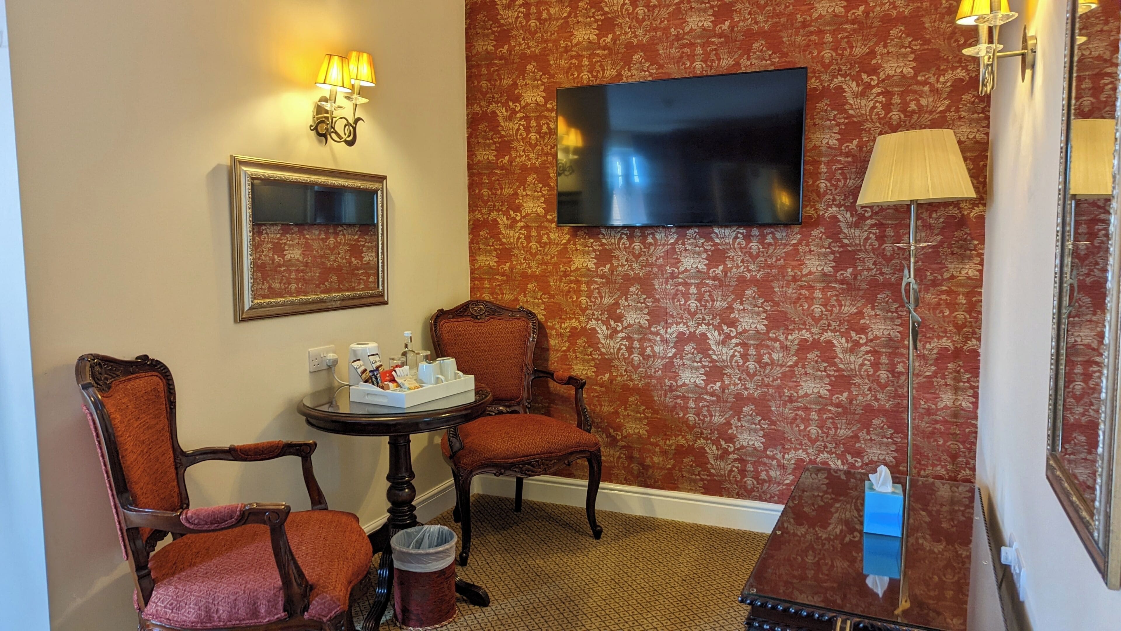 deluxe room, 1 double bed | individually decorated, individually furnished, desk, iron/ironing board