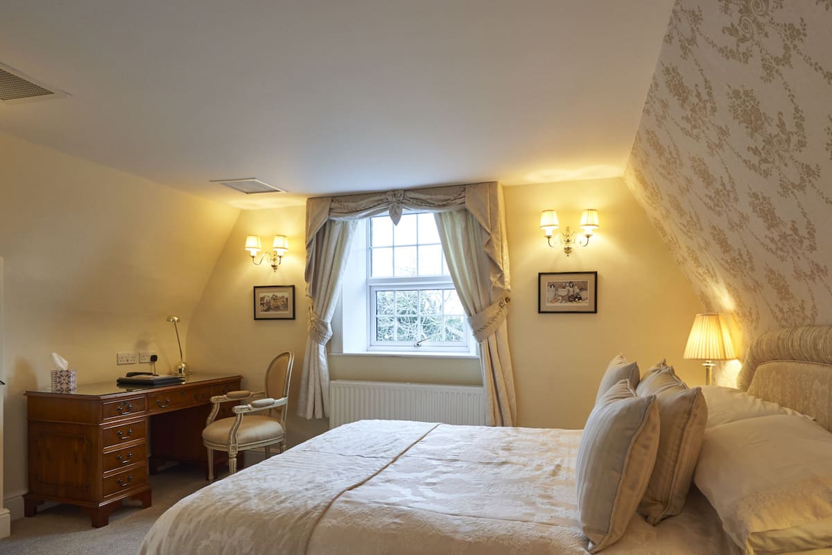 Habitación estándar, 1 cama matrimonial | 1 habitación, decoración personalizada, muebles diferentes y escritorio