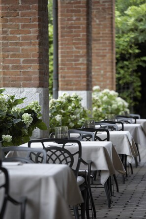 Free daily buffet breakfast  - Santellone Resort (Brescia)
