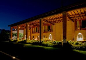Fassade der Unterkunft – Abend/Nacht