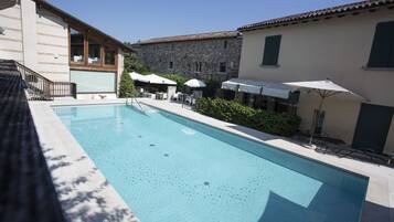 Sisäuima-allas, kauden mukainen ulkouima-allas, aurinkovarjoja