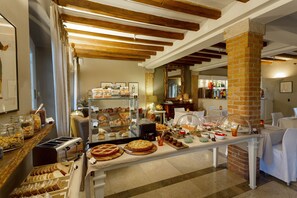 Free daily buffet breakfast  - Santellone Resort (Brescia)